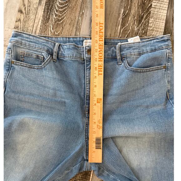Social Standard High Rise Crop Straight Leg Jeans Plus Sz 16 Raw Hem Light Wash - Picture 12 of 13